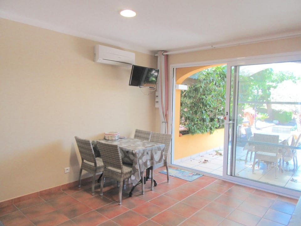 Communal lounge/ TV room, Seating area, Dining area, air conditioner