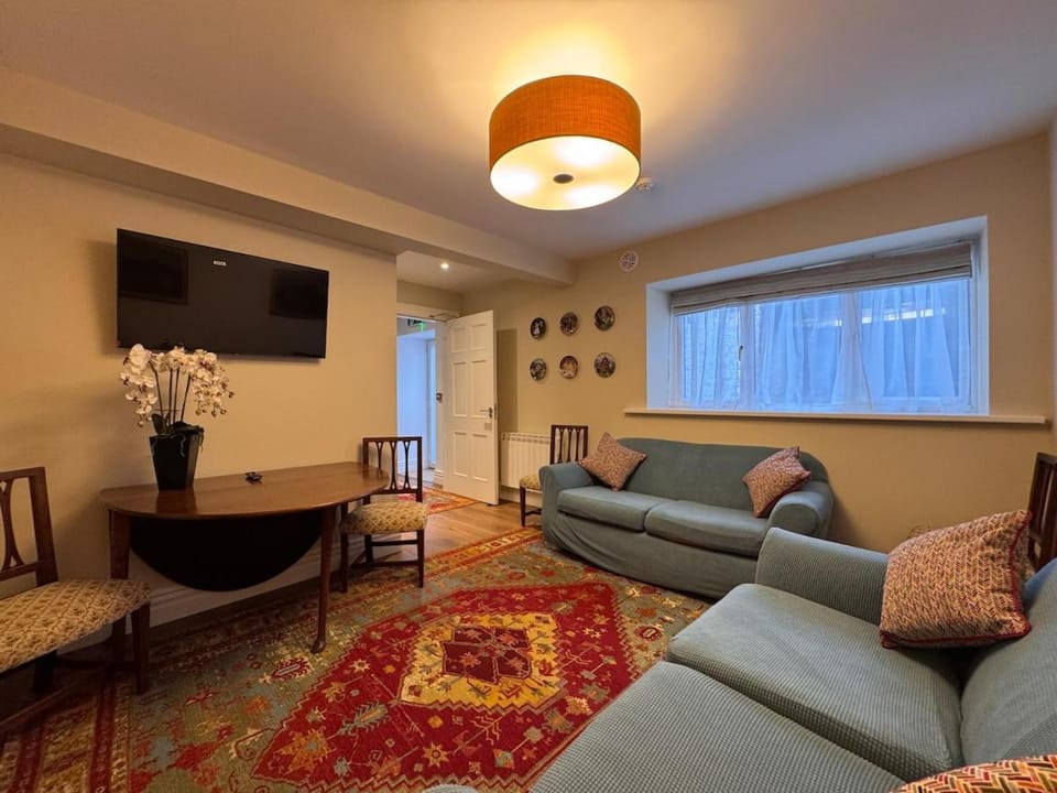 Communal lounge/ TV room, TV and multimedia, Living room, Seating area