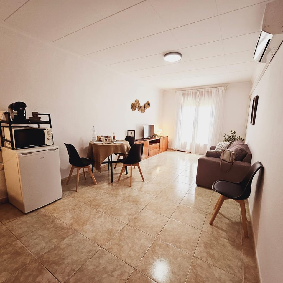 TV and multimedia, Kitchen or kitchenette, Living room, Dining area, microwave, air conditioner