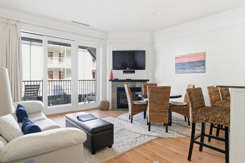 Charming Lodge Suite 261 in Bay Harbor with 1 bedroom and village view. Apartment in Bay Harbor