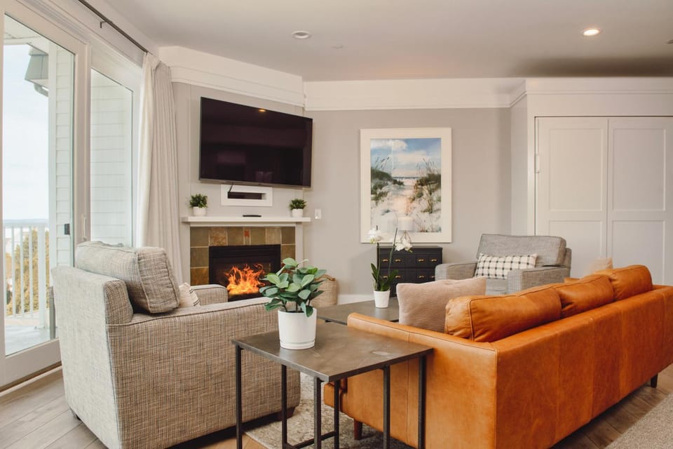 Experience luxury in Maritime Deluxe Lake View 313, Bay Harbor with stunning lake views! Apartment in Bay Harbor
