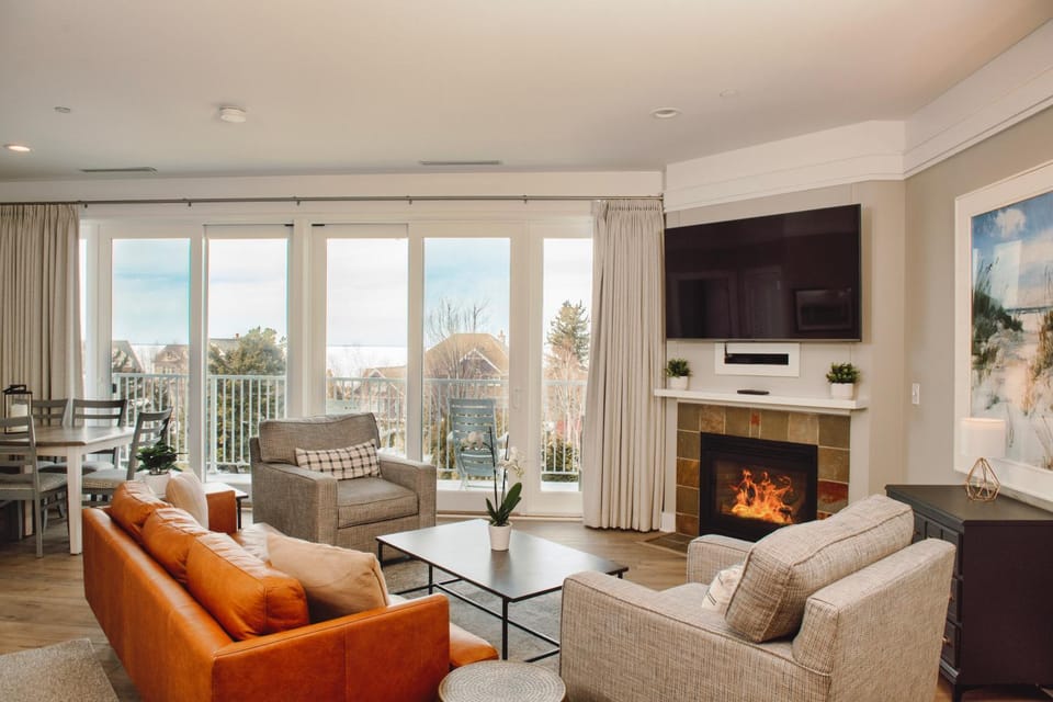 Experience luxury in Maritime Deluxe Lake View 313, Bay Harbor with stunning lake views! Apartment in Bay Harbor