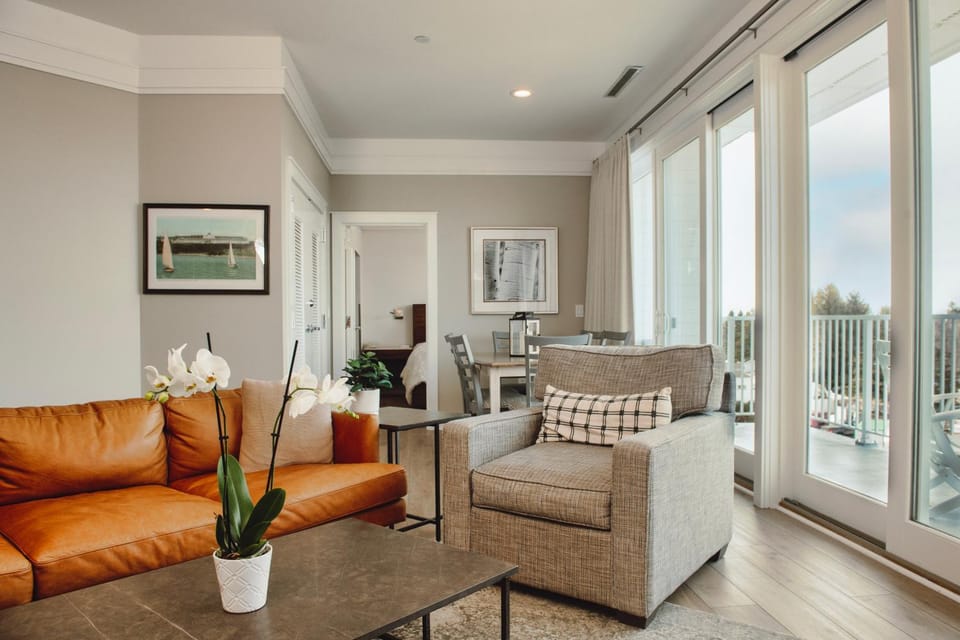 Experience luxury in Maritime Deluxe Lake View 313, Bay Harbor with stunning lake views! Apartment in Bay Harbor