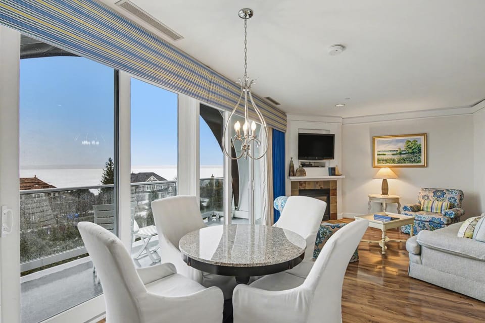 Maritime Delux Lakeview Suite 413: Spacious 2-bedroom condo in Bay Harbor with lake views. Apartment in Bay Harbor