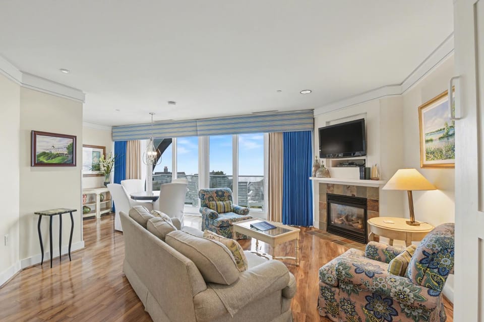 Maritime Delux Lakeview Suite 413: Spacious 2-bedroom condo in Bay Harbor with lake views. Apartment in Bay Harbor