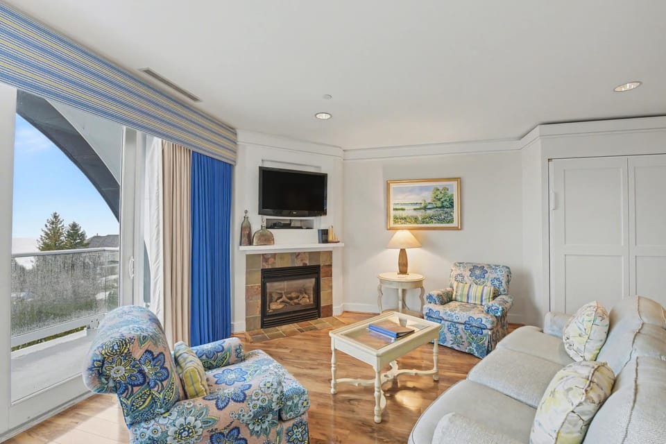 Maritime Delux Lakeview Suite 413: Spacious 2-bedroom condo in Bay Harbor with lake views. Apartment in Bay Harbor