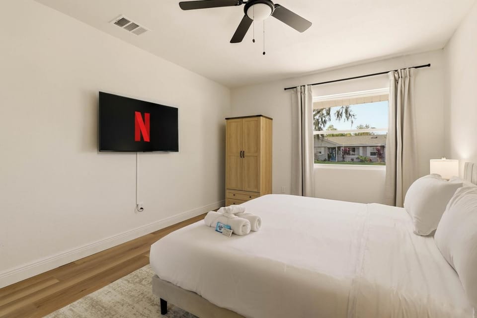 Modern 4BR Retreat | Near Lakeland & Legoland House in Auburndale