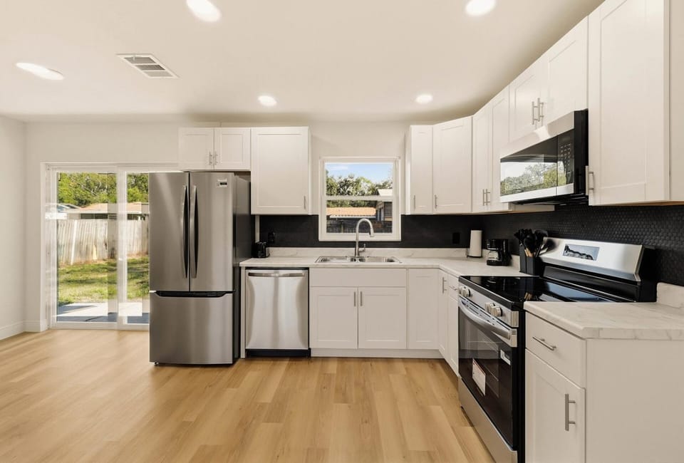 Modern 4BR Retreat | Near Lakeland & Legoland House in Auburndale