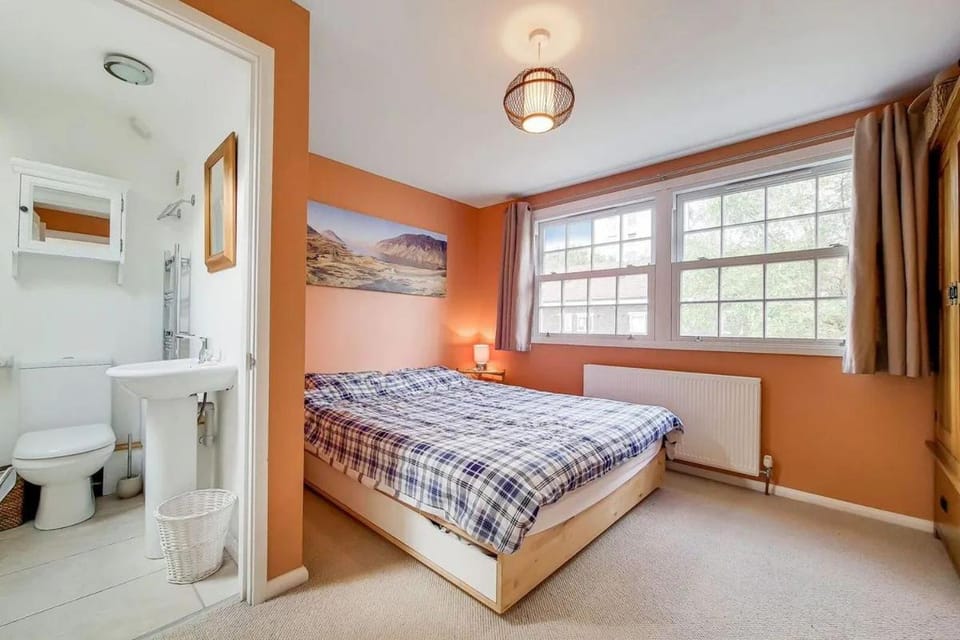 3 BDR APT with Hot Tub and Garden Apartment in London