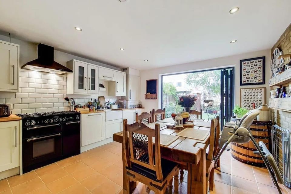3 BDR APT with Hot Tub and Garden Apartment in London