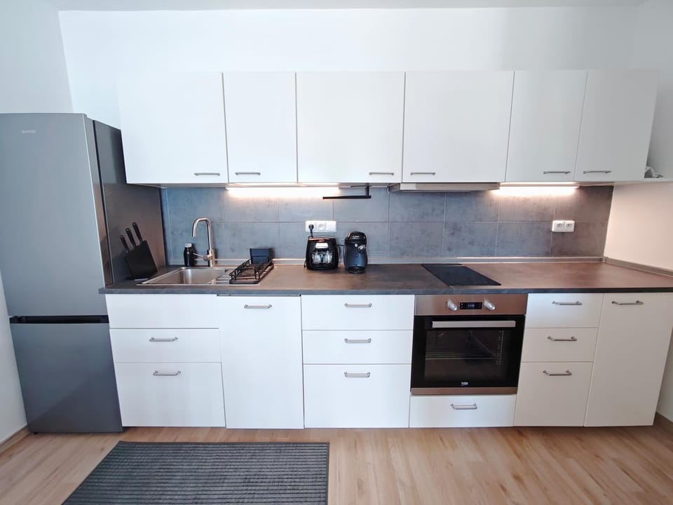 Coffee/tea facilities, Kitchen or kitchenette, dishwasher, oven, stove, toaster