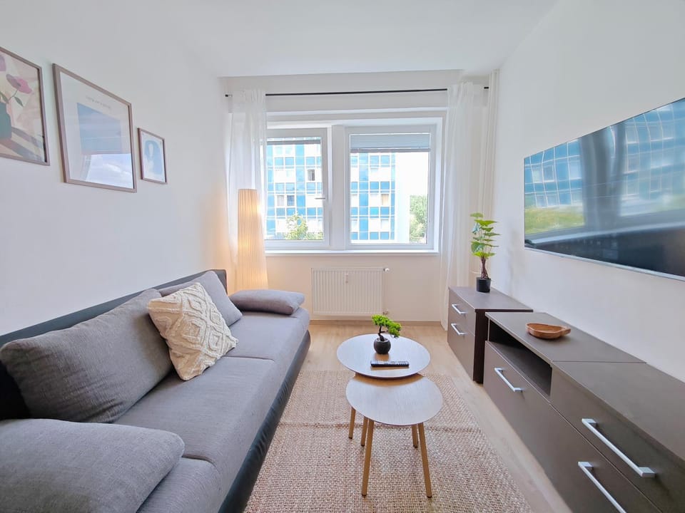 TV and multimedia, Living room, Seating area, Evening entertainment