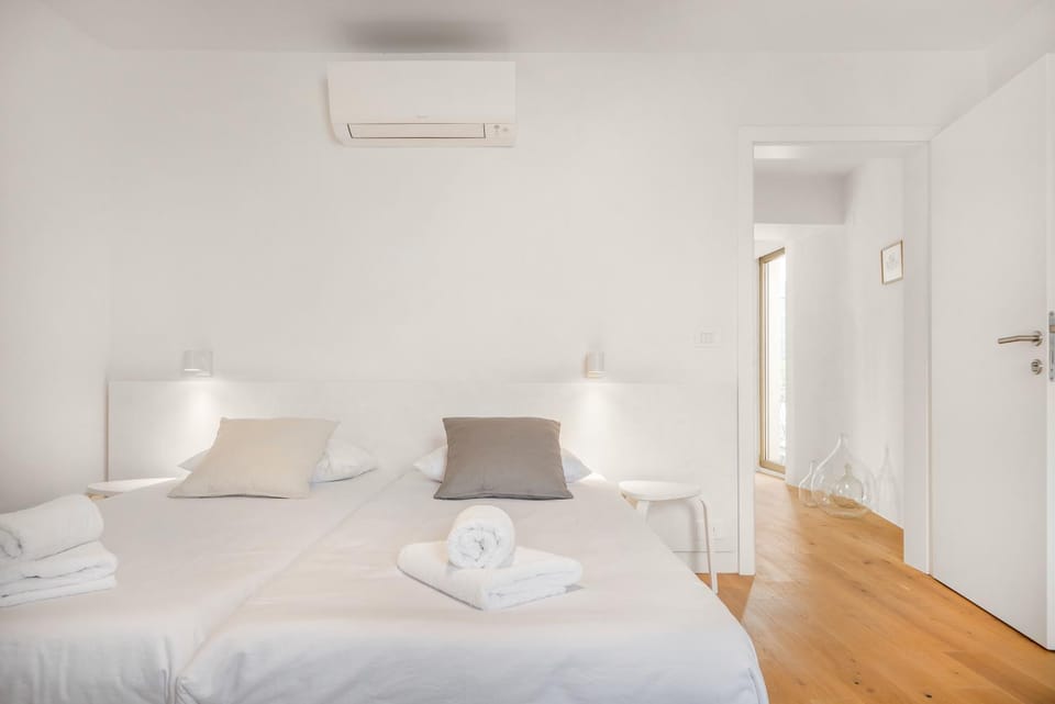 Bed, Bedroom, towels, air conditioner