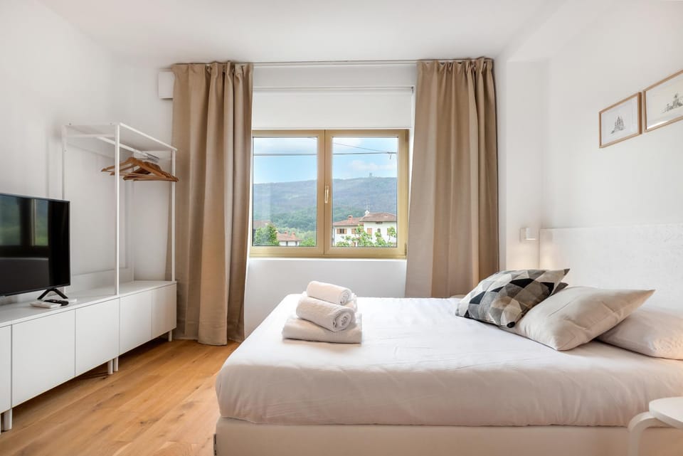 Bed, TV and multimedia, Bedroom, towels