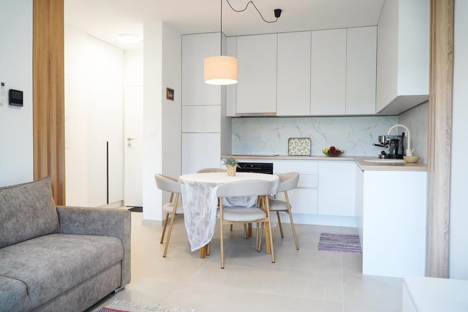 Kitchen or kitchenette, Living room, Seating area, Dining area, stove