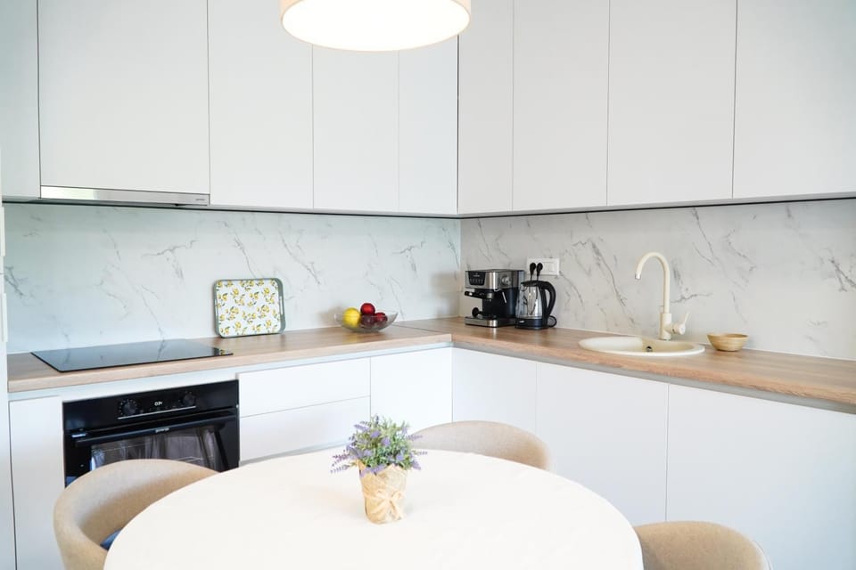 Kitchen or kitchenette, Dining area, stove