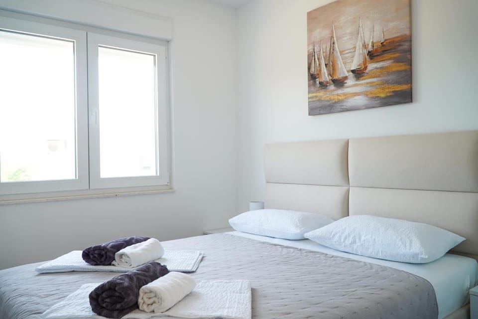 Bed, Photo of the whole room, Bedroom, towels