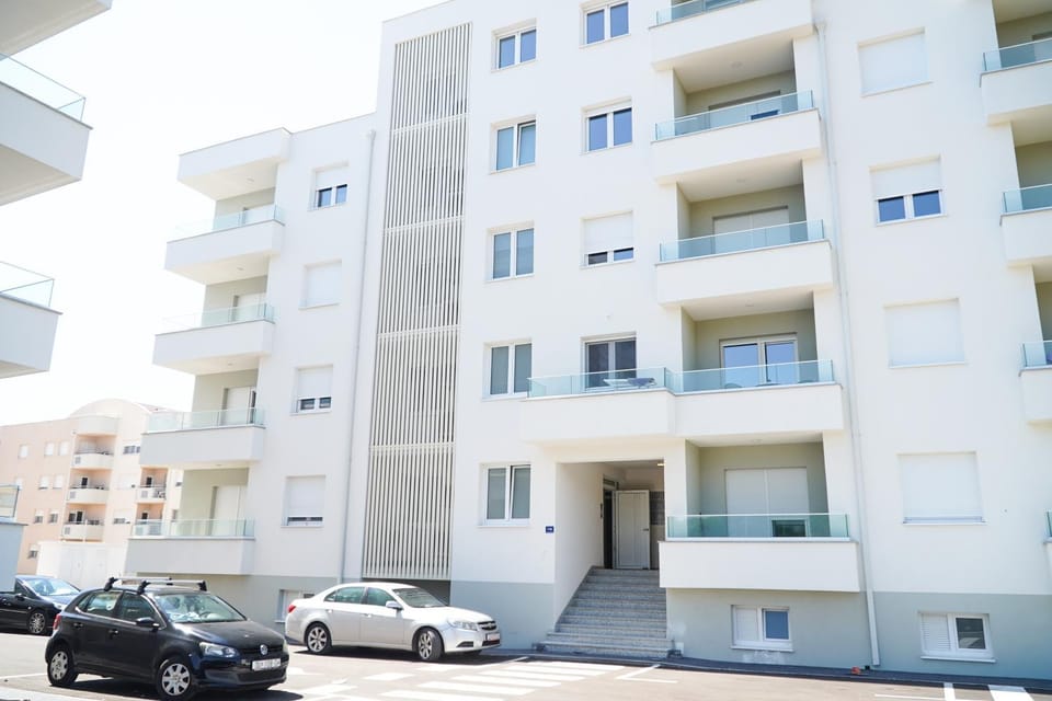 Property building, Day, Neighbourhood, Street view, Location, Parking