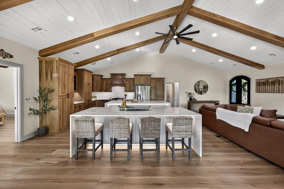 Lake Views, Big Deck, Hot Tub, Fire Pit, Game Room House in Tenkiller Ferry Lake