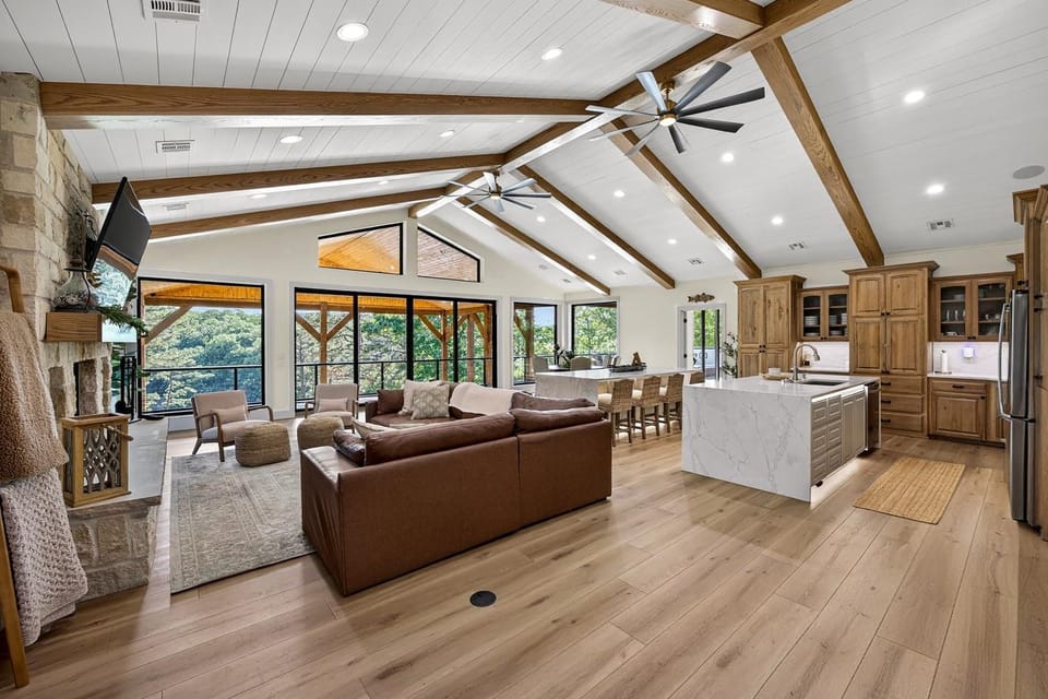 Lake Views, Big Deck, Hot Tub, Fire Pit, Game Room House in Tenkiller Ferry Lake