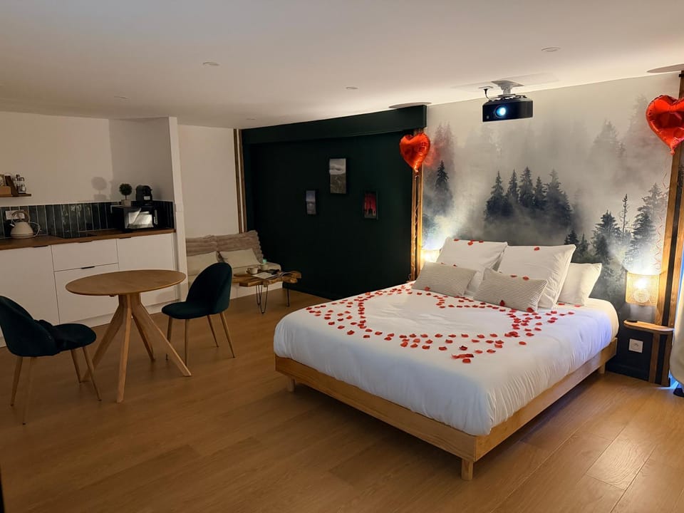 Bed, Living room, Photo of the whole room, Seating area