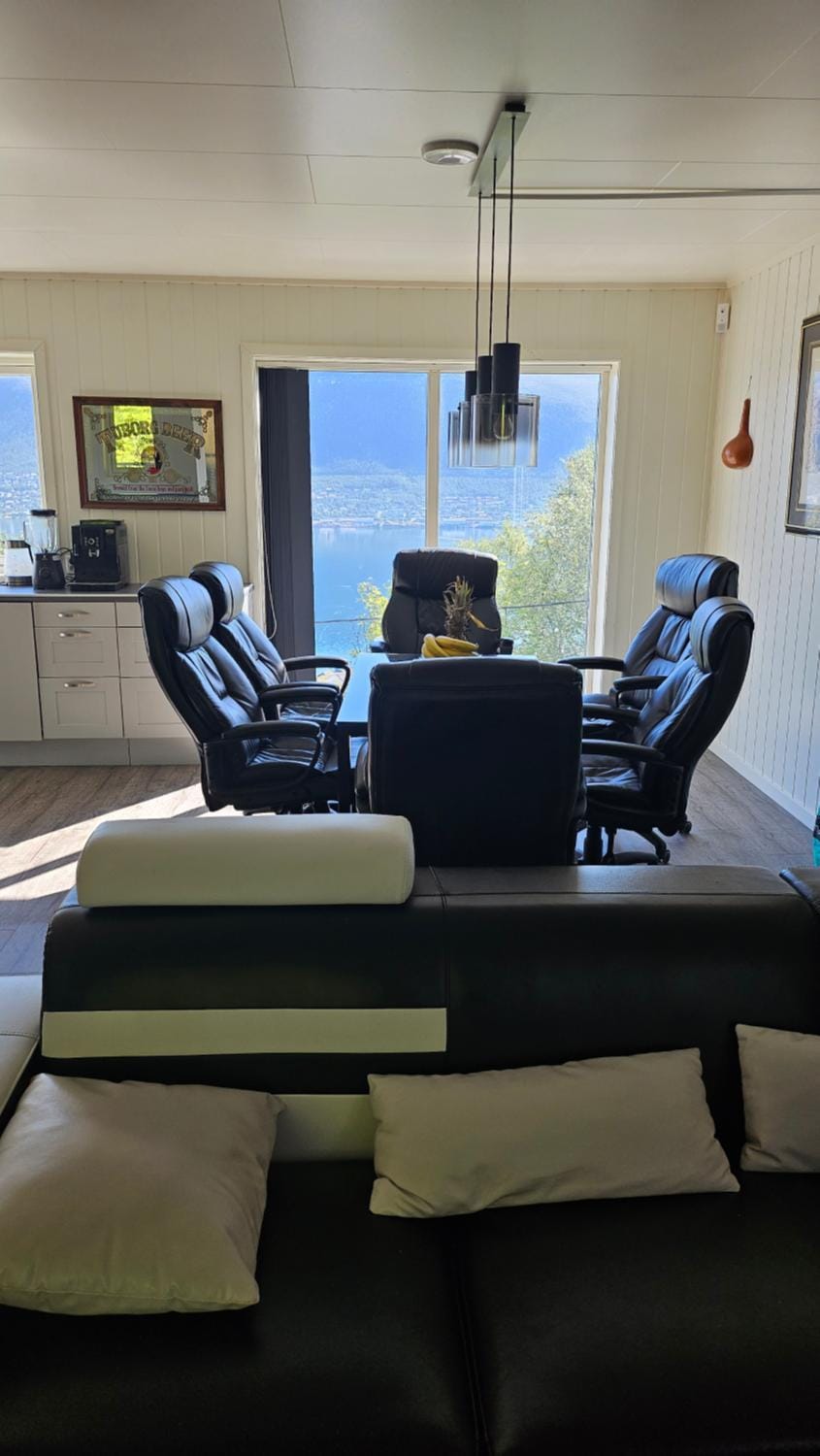 Luxury Apartment with Indoor garage 4 bedroom, 2 livingroom and 2 bathroom Apartment in Tromso