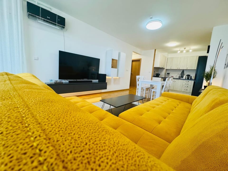 TV and multimedia, Living room, Seating area, Evening entertainment
