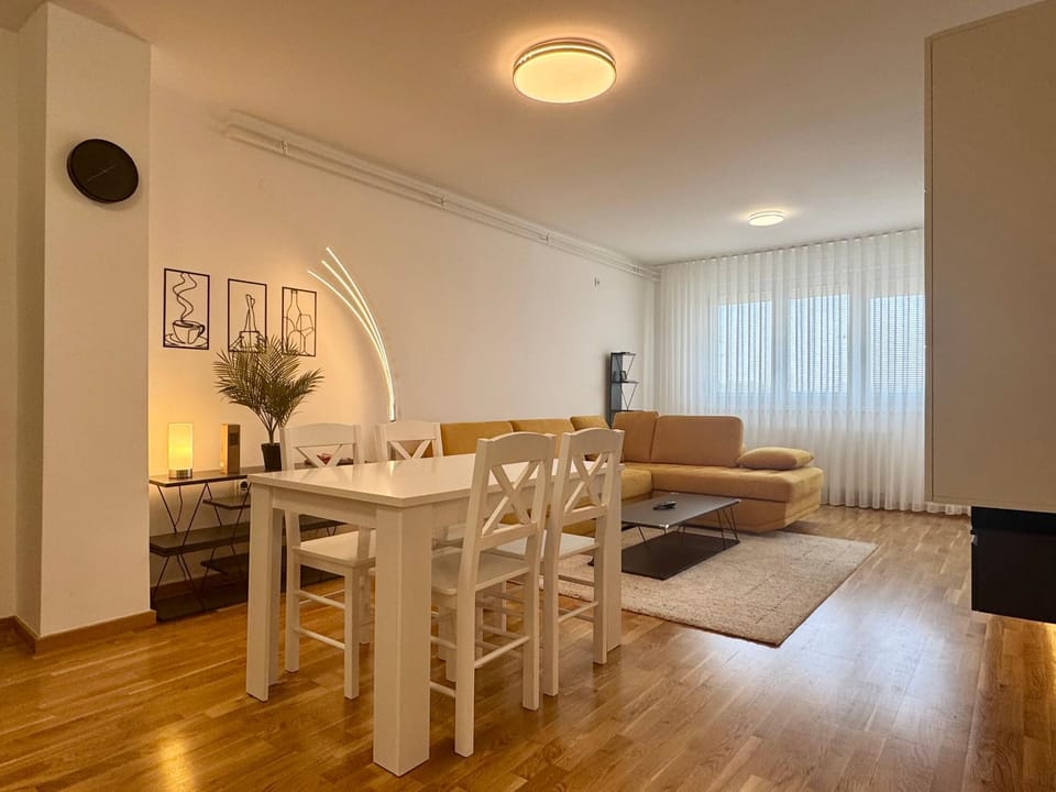 Living room, Photo of the whole room, Seating area, Dining area