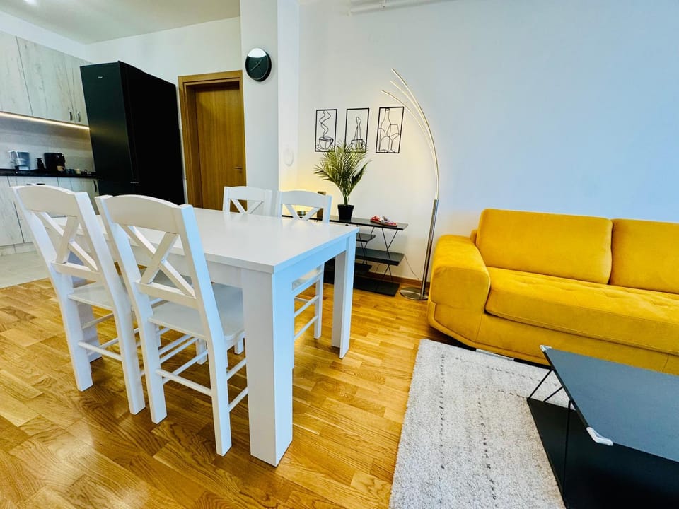 Kitchen or kitchenette, Living room, Seating area, Dining area