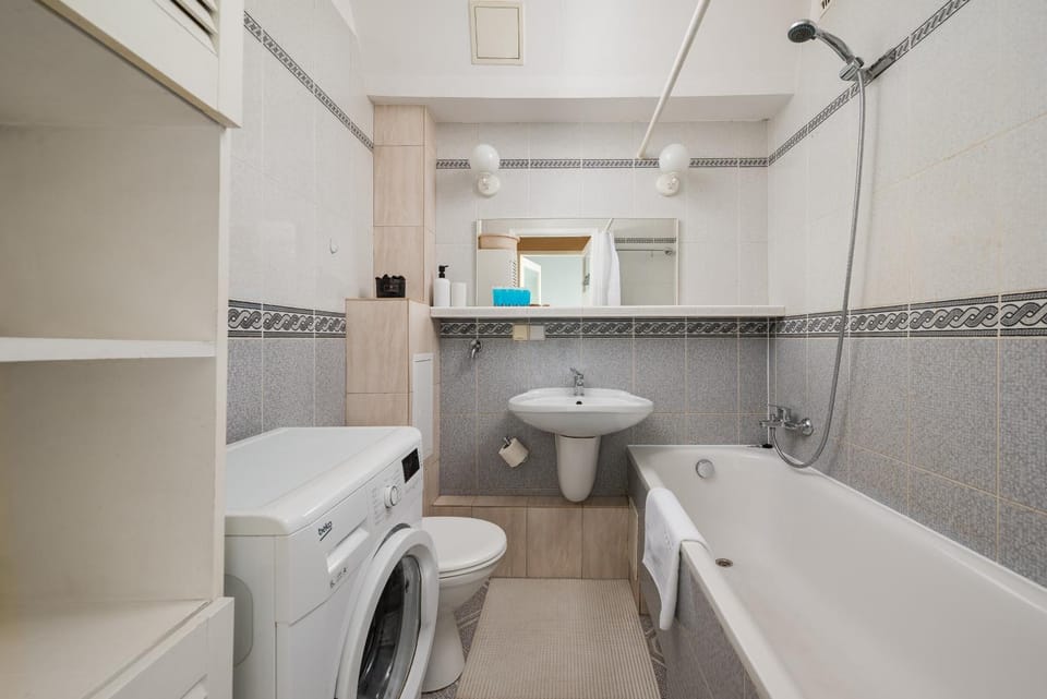 Toilet, Bathroom, Bath, towels, washing machine