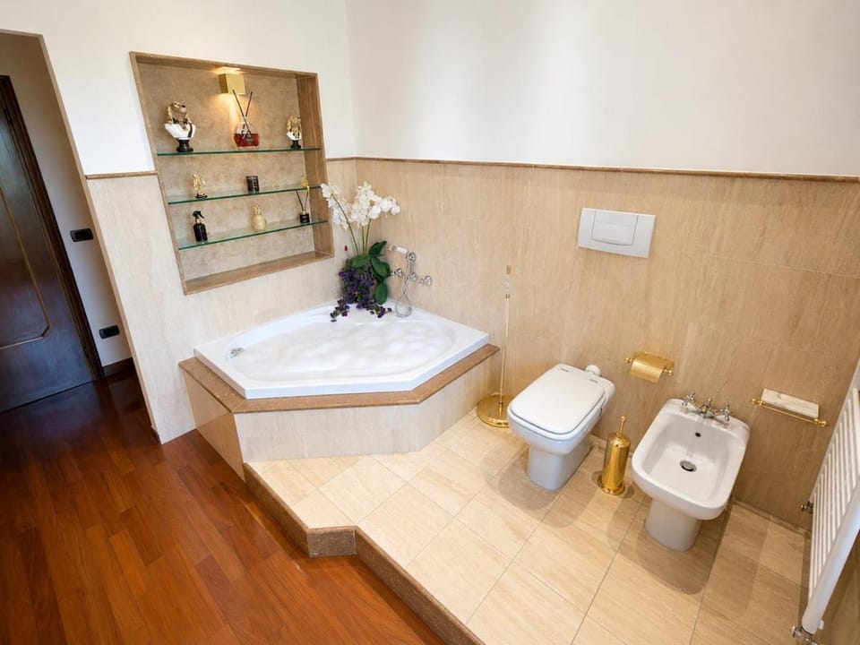 Toilet, Hot Tub, Bathroom, bidet, towels