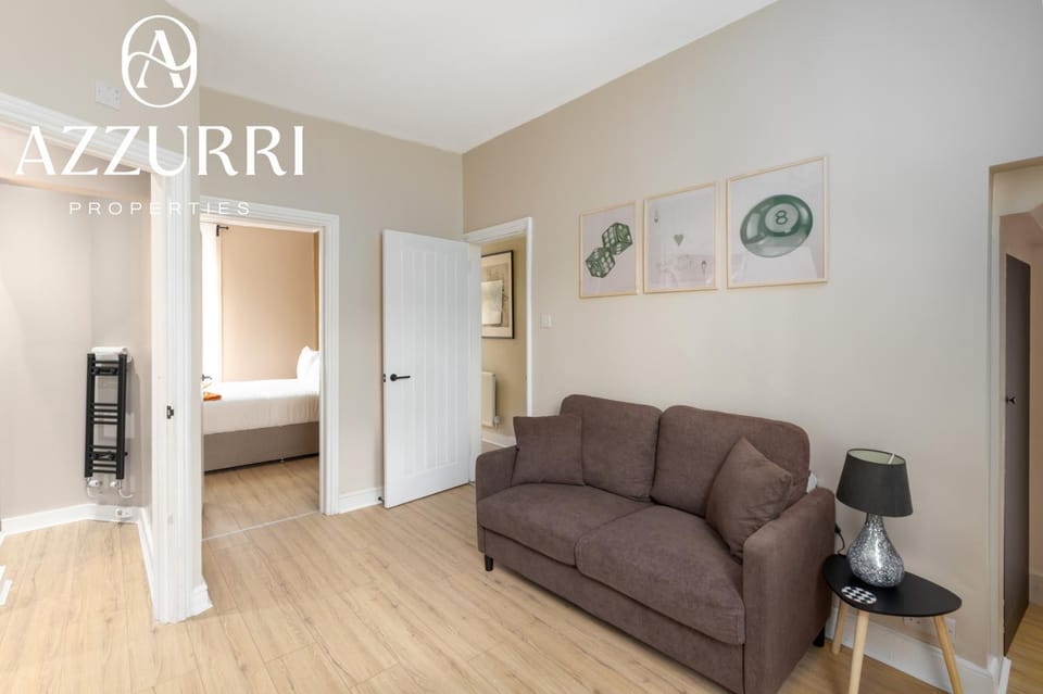 Bed, Living room, Photo of the whole room, Seating area, Bedroom