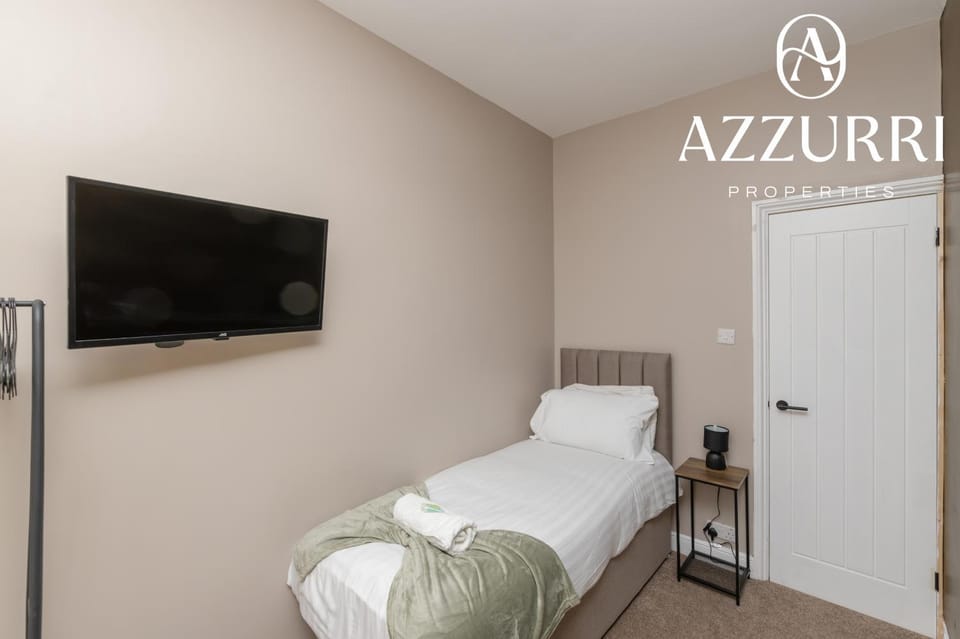 Bed, TV and multimedia, Photo of the whole room, Bedroom, towels