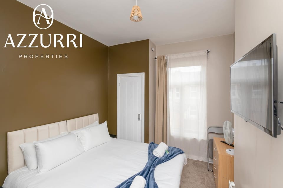 Bed, TV and multimedia, Photo of the whole room, Bedroom, towels