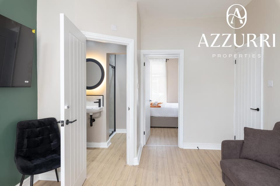 Communal lounge/ TV room, Bed, Bathroom, TV and multimedia, Living room, Photo of the whole room, Seating area, Evening entertainment, Bedroom, Text overlay