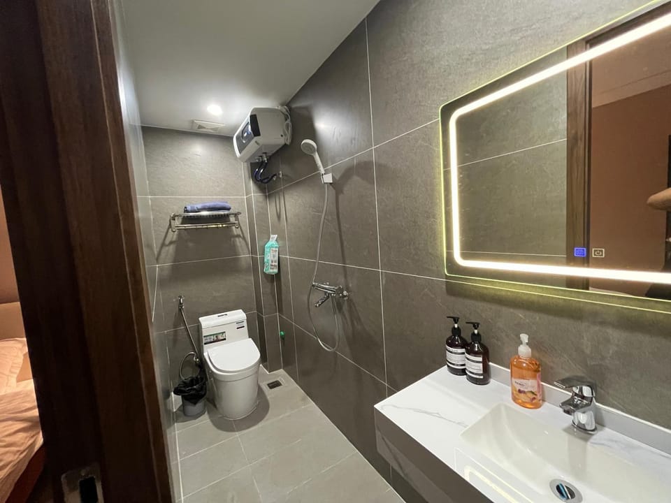Toilet, towels