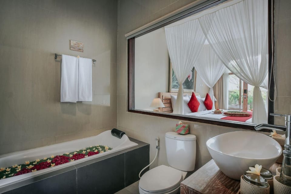 Toilet, Hot Tub, Bathroom