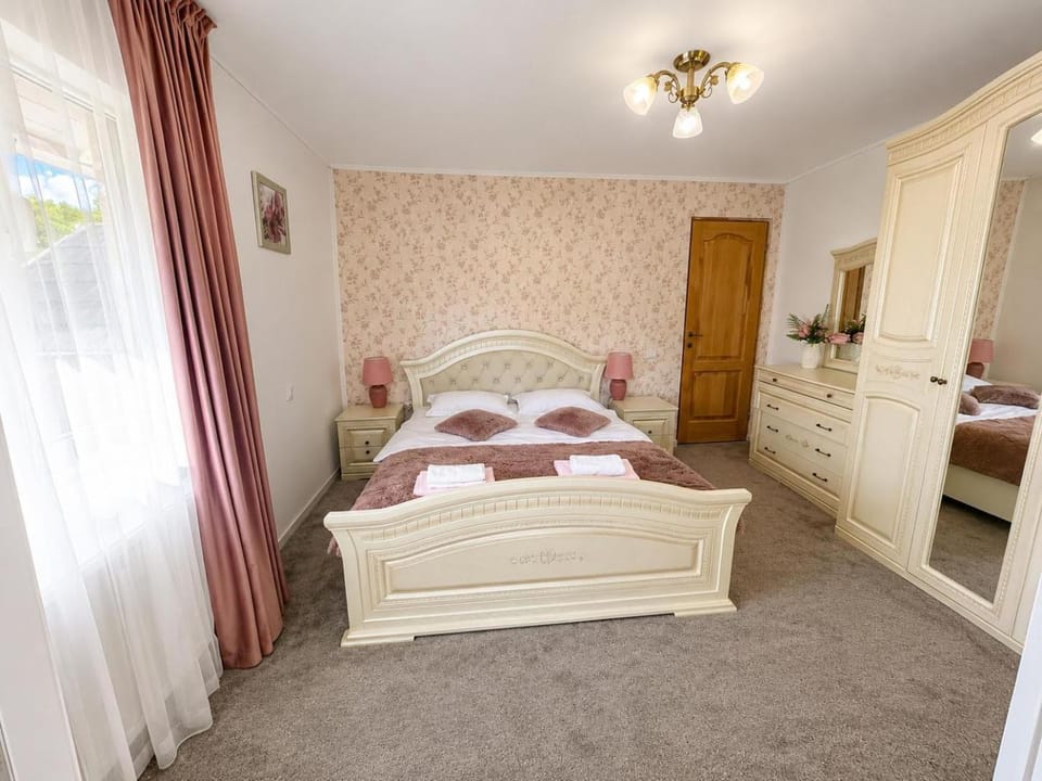 Bed, Photo of the whole room
