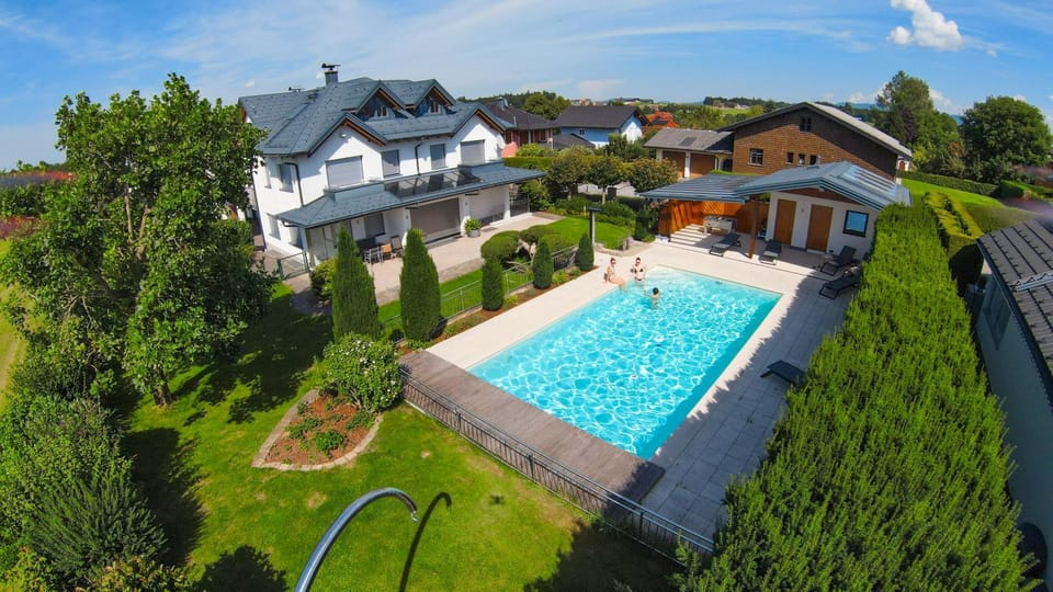 Property building, Garden, Garden view, Pool view, Swimming pool, sunbed
