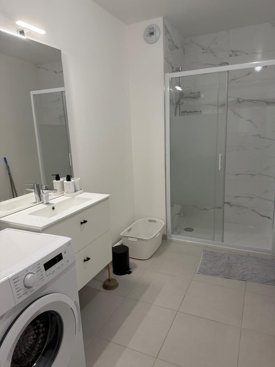 Bathroom, washing machine