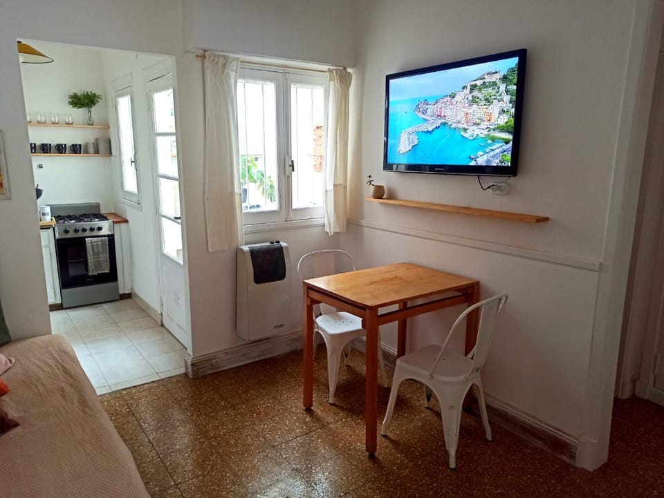 TV and multimedia, Kitchen or kitchenette, Dining area, oven, stove