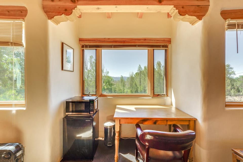 Des Montes Retreat: Hike, Ski, Swim & Shop! House in New Mexico