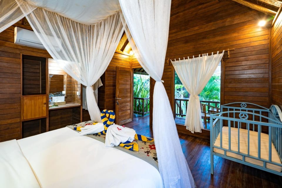 Bedroom, cot