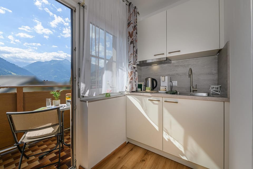 Natural landscape, Coffee/tea facilities, Kitchen or kitchenette, Mountain view, stove
