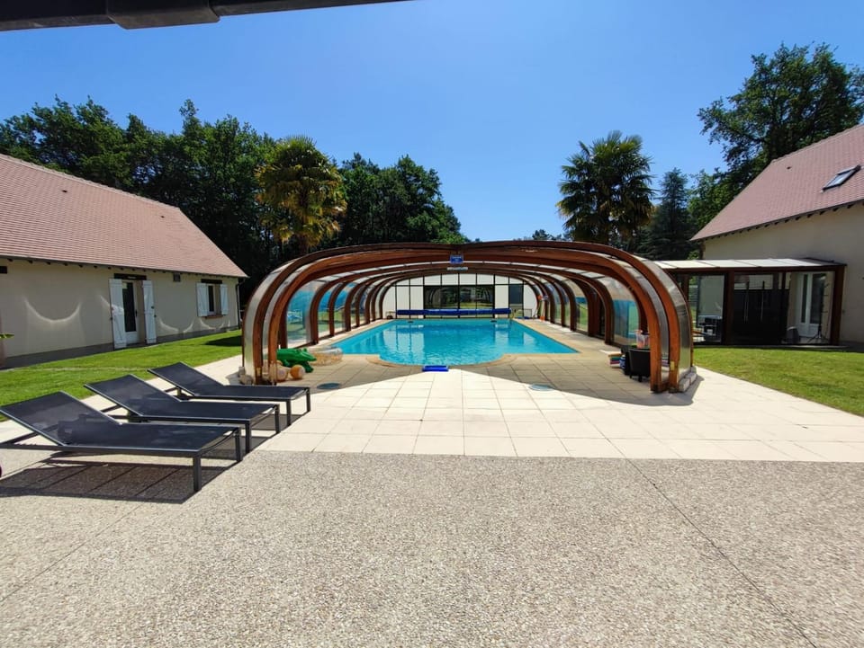 Swimming pool, sunbed