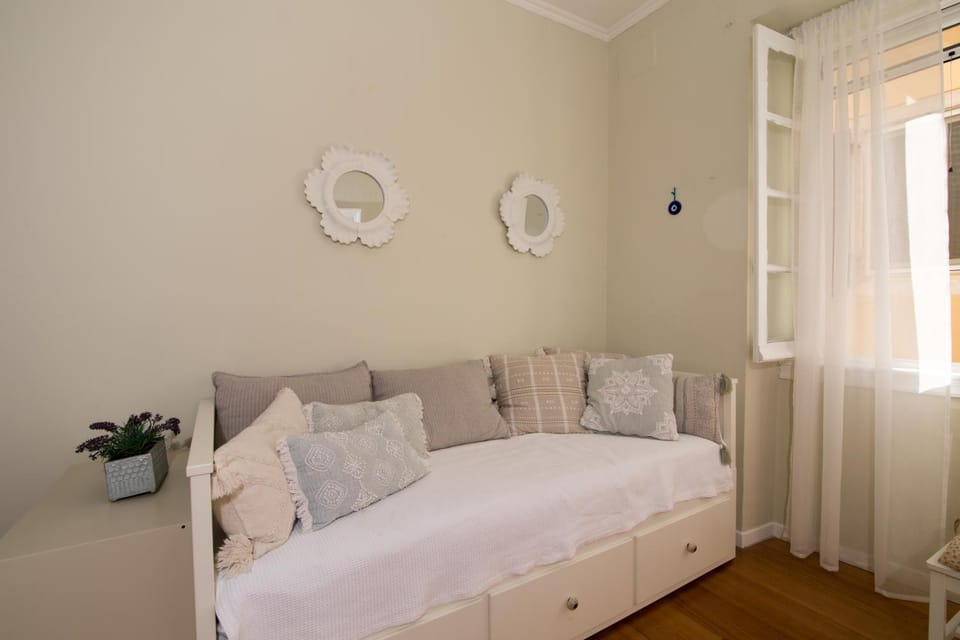 Bed, Living room, Photo of the whole room, Seating area
