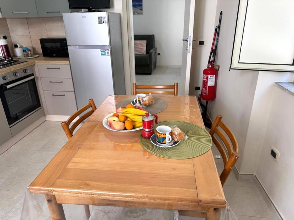 Coffee/tea facilities, Kitchen or kitchenette, Food and drinks, Dining area, Food, oven, stove