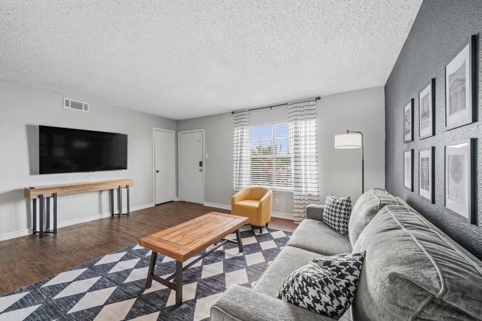 Stylish 3BR Houston Apartment with Free Parking Apartment in Harris County