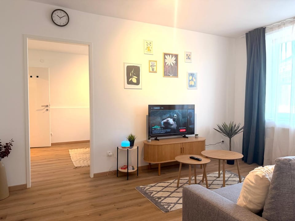 TV and multimedia, Living room, Seating area, Evening entertainment