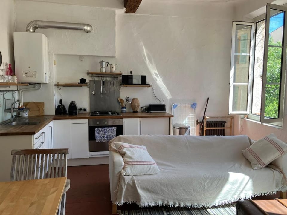 Cosy and authentic apartment in old Antibes Apartment in Antibes